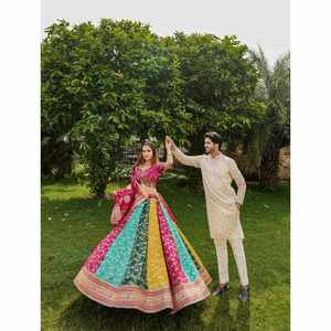 DISEÑADOR SATINADO BORDADO TRABAJO LEHENGA CHOLI CON DUPATTA Y ALGODÓN KURTA PAYJAMA PAREJA LLEVAR RANI Y DE BLANCO - Product Image 2