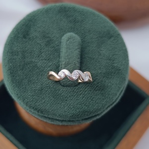 Bague en or massif 18 carats avec trois diamants, design ondulé, élégante et minimaliste, alliance pour femme, bijoux fins, cadeau - Product Image 3