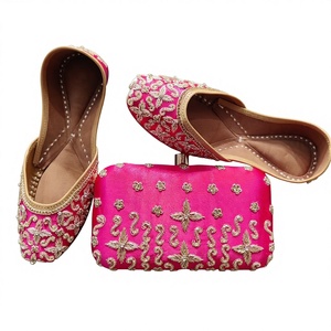 Calzado Tradicional Femenino BS International, Zapatos de Cuero Genuino Impermeables con Bordado, Bolso de Mano Hecho a Mano a Juego - Product Image 5