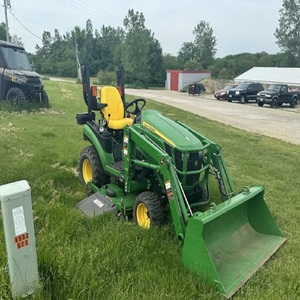Tracteur subcompact puissant 1025R 4x4 avec plateau de tonte, idéal pour l'entretien des pelouses, la maintenance des jardins et les travaux agricoles de petite envergure. - Product Image 4