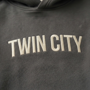 Sweat-shirt à capuche oversize en molleton de coton pour femme Twin City, imprimé sur le devant, coupe classique, streetwear d'automne - Product Image 3