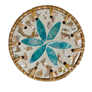 Set de table rond chic en rotin tressé avec incrustation nacrée irisée, fait main, pour une table élégante - Product Image 1