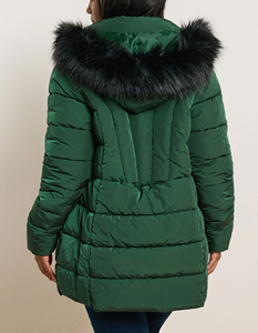 Chaqueta corta acolchada de invierno para mujer con logo personalizado, corte holgado, mangas abullonadas, puños tejidos y capucha. - Product Image 5