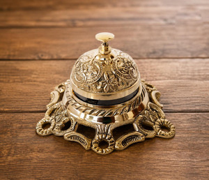 Cloche de bureau en laiton massif embossé – Cloche de table vintage, sonnette de comptoir de service de style antique - Product Image 5