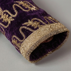 Dálmatica Litúrgica de Terciopelo Morado Bordada a Mano con Flores Doradas, Vestimenta Religiosa Personalizada - Product Image 3