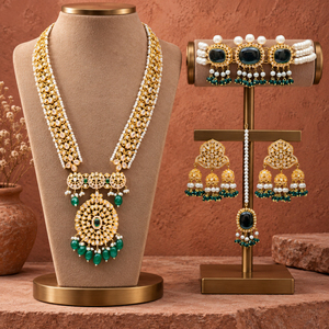 Conjunto de Joyería Nupcial Verde Chapado en Oro: Gargantilla Rani, Pendientes Jhumka y Maang Tikka - Venta al por Mayor Directa de Fábrica - Product Image 3