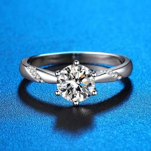 Bague de fiançailles solitaire pour femme en moissanite taille brillant, sertie à griffes, en argent 925 plaqué rhodium, bijoux de mariage - Product Image 1
