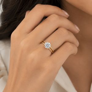 Anillo de Doble Banda con Diamantes Cultivados en Laboratorio |   Anillo Solitario de Oro Amarillo de 18K, Elegante Joya de Compromiso o Aniversario, Diamante VVS - Product Image 4