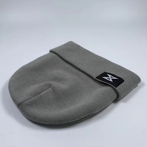 Bonnets d'hiver tricotés de haute qualité, bonnets unis promotionnels avec logo personnalisé, bonnets entièrement personnalisables pour hommes - Product Image 5