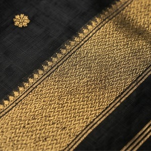 Sari de Algodón y Seda Satinada Negra con Motivos Florales - Product Image 6