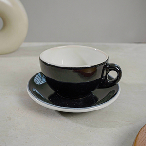Tasse à cappuccino en grès personnalisable avec soucoupe pour service de latte et d'espresso, vaisselle pour restaurant et café - Product Image 1