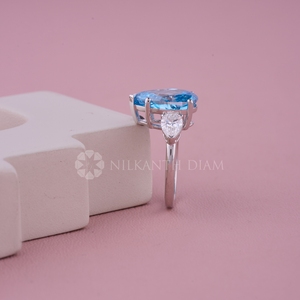 Anillo de oro blanco de diseño moderno con diamante de corte pera creado en laboratorio, certificado por IGI con claridad VVS para mujeres, procedente de la India. - Product Image 3