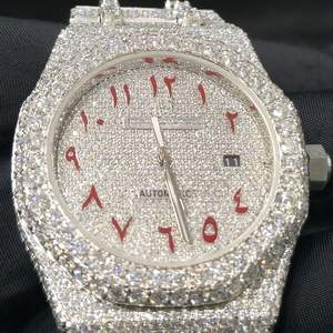 Montre classique pour homme avec cadran Buggute entièrement serti de diamants Moissanite ronds, idéale comme cadeau - Product Image 5