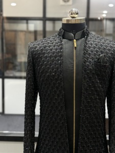 Chaqueta Indo-Occidental de Seda Negra con Relieve de Lujo para Hombre |   Chaqueta Bandhgala de Diseñador con Cierre, Estilo Sherwani, para Bodas y Fiestas, de Exportación - Product Image 3