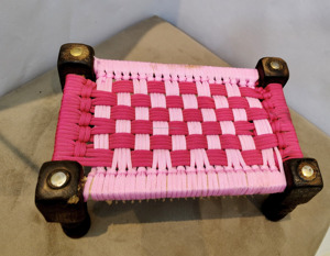 Cama de exhibición en miniatura estilo granja rústica Cama de madera cómoda y duradera con diseño tejido rosa y rosa claro - Product Image 5