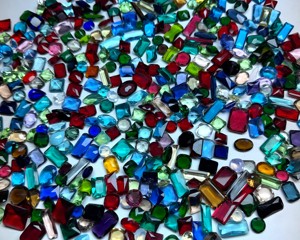 Lote al por mayor de 25000 quilates de gemas sueltas de cristal hidrotermal facetadas con corte esmeralda y cabujón surtido para fabricación de joyas - Product Image 1