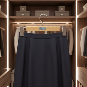 Ganchos de Madera para Pantalones con Acabado Lacado, Precio Económico al por Mayor, con Pinzas de Hierro Duraderas y Antideslizantes, para Guardarropa, Baño y Sala de Estar - Product Image 1