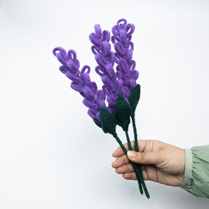 Tiges de fleurs en feutre de lavande faites à la main en gros – Bouquet de fleurs en feutre de laine violet pour l'artisanat DIY, la décoration intérieure, les cadeaux de mariage et la vente en gros - Product Image 1