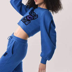 ชุดเสื้อสเวตเตอร์ครอปสีน้ำเงินสำหรับผู้ชาย พิมพ์ลาย Thank U Next แขนยาว คอตั้ง ชุดลำลอง มีกระเป๋าข้าง ผ้าฝ้าย 100% - Product Image 4