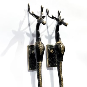 Poignée de porte en fer forgé à la main en forme de tête de cerf, finition peinte, style traditionnel, installation facile pour portes - Product Image 1