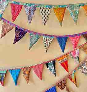Guirnalda Decorativa de Algodón con Estampado Artesanal - Decoración Exterior Duradera y Personalizable para Graduación, Día de la Madre, Año Nuevo, Diwali - Product Image 1