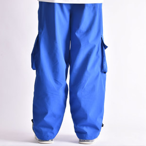Pantalons de neige bleus de haute qualité pour l'extérieur, avec un grand nombre de poches cargo et une protection imperméable contre toutes les conditions météorologiques - Product Image 1