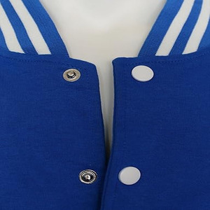 Chaqueta Varsity Gruesa Tipo Bomber para Adultos y Jóvenes en Colores Amarillo y Morado con Diseño de Parches y Logotipo Frontal - Product Image 5