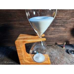Sablier en verre fait main le plus vendu avec support en bois, design moderne du milieu du siècle, écologique, portable, chronométrage précis, sable bleu - Product Image 2
