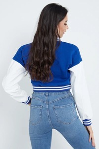 Veste de style universitaire courte bleue avec logo B brodé, manches blanches, veste de style universitaire pour femmes, vêtements d'automne - Product Image 2