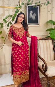 Vestido Anarkali Pakistaní Premium Plateado Metálico, Largo y Escultural, con Hombros Acolchados con Estructura Audaz y Detalles Intrincados - Product Image 5