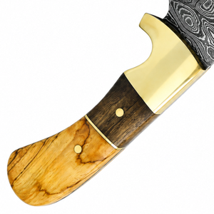 Cuchillo de caza para exteriores con patrón Damasco, hoja negra plateada, mango de madera marrón claro, guardacuchillo dorado y empuñadura remachada para camping - Product Image 4