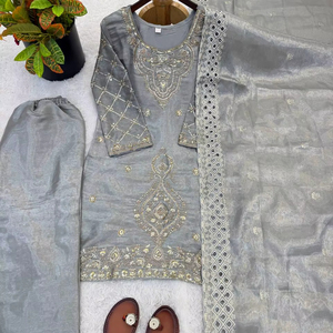 นำเสนอใหม่ชุดปาร์ตี้ดีไซน์เนอร์แบบสวมด้านบน-พลาสโซและดูปองตาพร้อมงานปักลูกปัดจำนวนมาก - Product Image 1