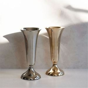 Vase élégant en métal doré antique, pot à fleurs côtelé, grand centre de table floral en forme de trompette pour mariages de luxe et accents de décoration intérieure, vases - Product Image 3