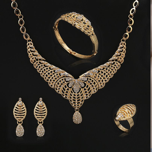 Collar de oro rosa Regal con un colgante de candelabro intrincado, disponible a precios de mayorista. - Product Image 2