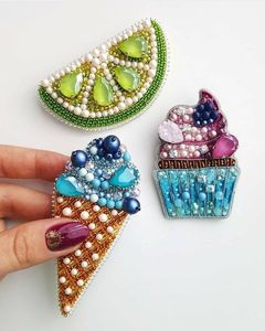 Broche florale brodée à la main avec perles pour accessoires vestimentaires, broche exquise brodée à la main avec perles de qualité supérieure - Product Image 1