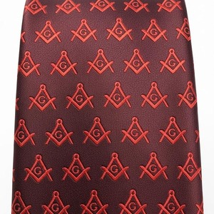 Corbata Masónica Roja con Cuadrado y Compás - [Roja] Aproximadamente 56 pulgadas de largo y 3 pulgadas de ancho, hecha de poliéster - Product Image 4