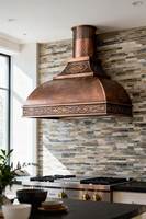 Hotte de cuisine décorative en cuivre martelé offrant une extraction puissante des fumées avec une beauté intemporelle pour les cuisines de luxe