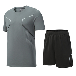 เสื้อยืดคอกลมสีขาวสำหรับผู้ชาย กางเกงขาสั้นสีดำ ชุดวิ่ง 2 ชิ้น แห้งเร็ว ผ้าโพลีเอสเตอร์ ชุดกีฬาคุณภาพสูง ตัดเย็บแบบคอนทราสต์ - Product Image 3