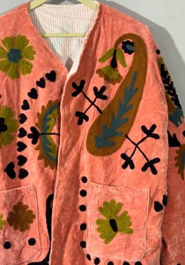 Magnifique veste d'hiver pour femme en velours tricoté écologique avec broderie Suzani florale, garnissage en coton respirant sur le devant - Product Image 4