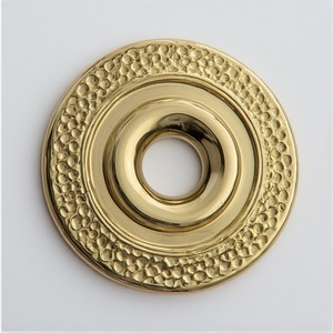 Plaque arrière en laiton au fini rustique antique, conçue pour les intérieurs de style vintage, offrant robustesse et beauté intemporelle - Product Image 1