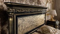 Ensemble de chambre à coucher de luxe antique de style mid-century, capitonné noir et or, en bois de teck massif, avec chevets California King Curio, pour usage hôtelier