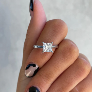 Anillo de Compromiso con Diamante Corte Princesa para Mujer, Oro Blanco de 14K, Estilo Lujoso, Diamante Sintético Certificado IGI, Banda Chapada en Rodio - Product Image 2