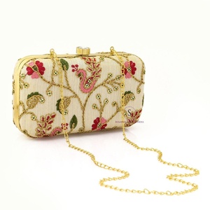 Pochette brodée florale pour femme indienne avec chaîne, élégante pour soirée et mariage, en coton, Shagun Pouches - Product Image 2