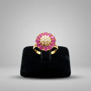 Anillo Ajustable Chapado en Oro con Diseño Floral Vintage para Mujer, Engaste de Bisel con Rubí y Perlas Pavé, Estilo Cóctel - Product Image 4