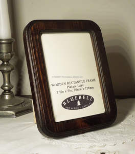 Marco de fotos de madera maciza que ofrece durabilidad, calidez y estilo refinado para exhibir fotografías significativas a diario. - Product Image 1