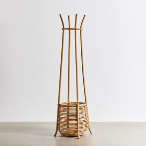ราวแขวนเสื้อผ้าไม้ทรงต้นไม้แบบตั้งพื้น พร้อมตะกร้าเก็บของหวายธรรมชาติ และที่แขวนผ้า - Product Image 3