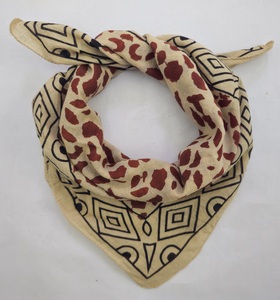 Pañuelo Cuadrado Estampado a Mano, Color Negro y Beige, Estilo Étnico, para la Cabeza o el Cuello, de Algodón Puro, con Diseño Floral, Ligero, para Primavera - Product Image 3
