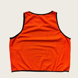 Chaleco de fútbol elegante, tela de malla duradera, ajuste cómodo, ideal para partidos de práctica y sesiones de entrenamiento. - Product Image 2