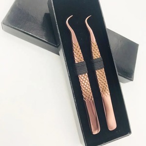 Pinzas Profesionales para Cejas en Oro Rosa, Herramienta de Precisión para Pestañas, Acero Inoxidable, Ecológicas y Duraderas - Product Image 1