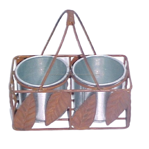 Panier de comptoir rond à bords festonnés en métal vieilli avec base sur pied et quatre inserts cylindriques galvanisés amovibles - Product Image 3